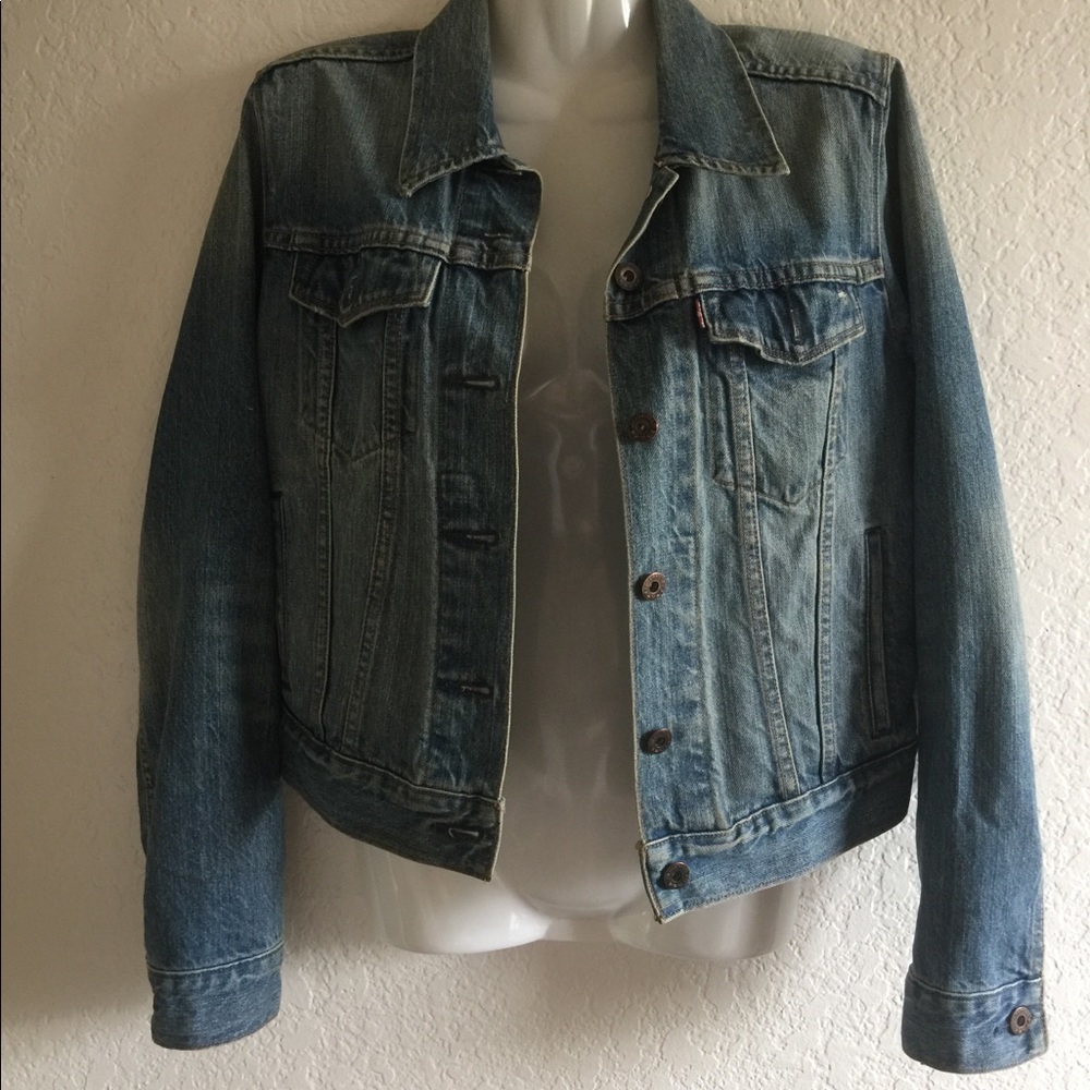 Women’s Levi’s jean jacket